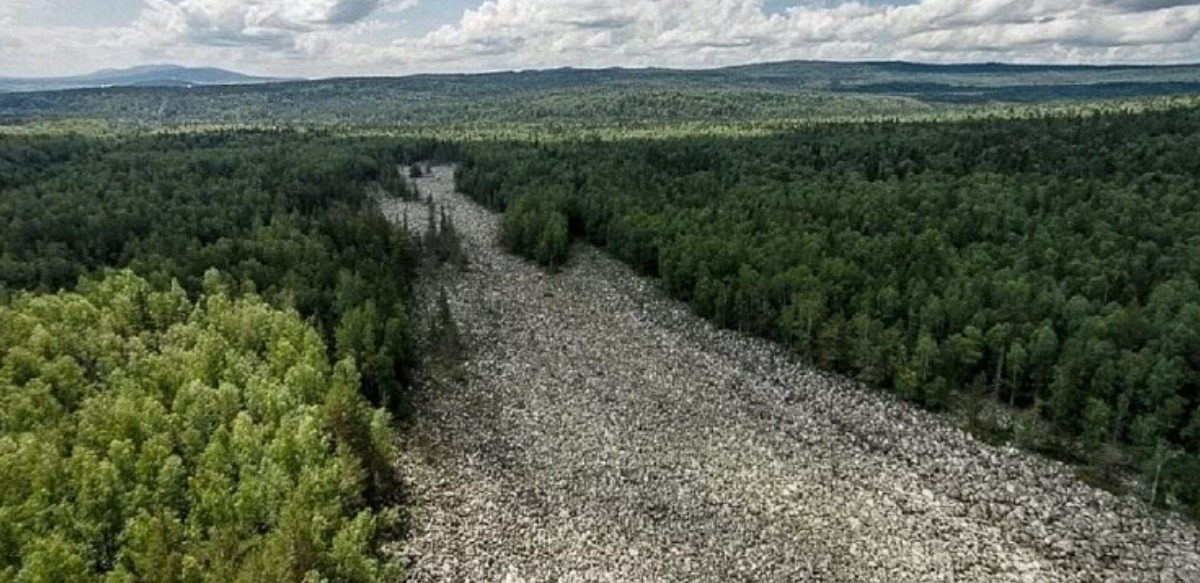 विशाल पत्थरों से बनी है ये नदी, नहीं है पानी का एक भी कतरा |