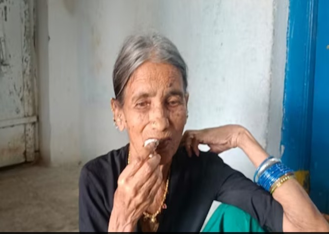 Hindi News : सिर्फ चॉक को खाकर जिंदा है ये औरत